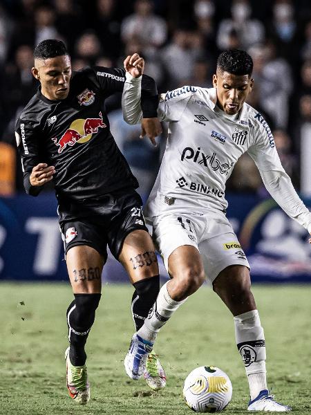 Ângelo, do Santos, em ação no jogo contra o Red Bull Bragantino, pelo Brasileirão de 2022
