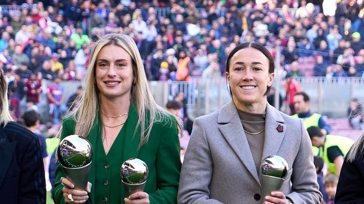 Alexia Putellas (à esq.) e Lucy Bronze (à dir.) exibem prêmios recebidos