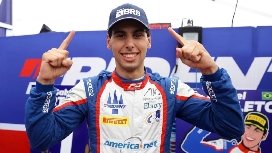 Gabriel Bortoleto comemora o título da Fórmula 3 após classificação em Monza