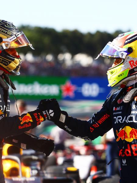 Max Verstappen e Sergio Pérez se cumprimentam ao fim da corrida sprint em Interlagos