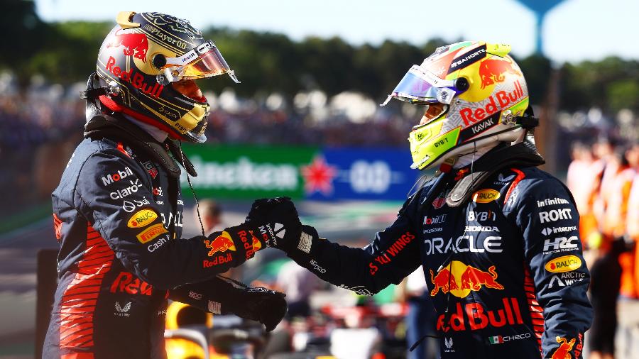 Max Verstappen e Sergio Pérez se cumprimentam ao fim da corrida sprint em Interlagos