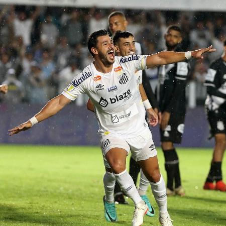 Giuliano, do Santos, comemora seu segundo gol sobre a Ponte Preta, pelo Paulistão