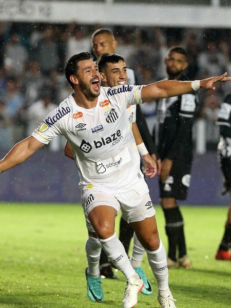 Giuliano, do Santos, comemora seu segundo gol sobre a Ponte Preta, pelo Paulistão - Maurício de Souza/Agência Estado