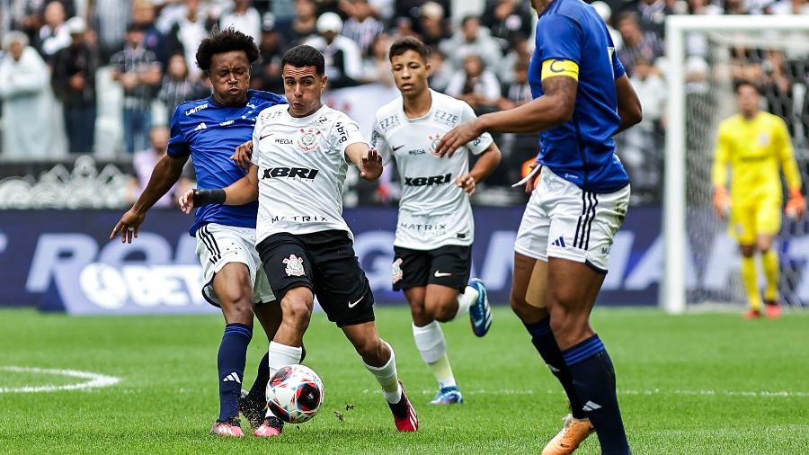 Jogadores de Corinthians e Cruzeiro na final da Copinha 2024