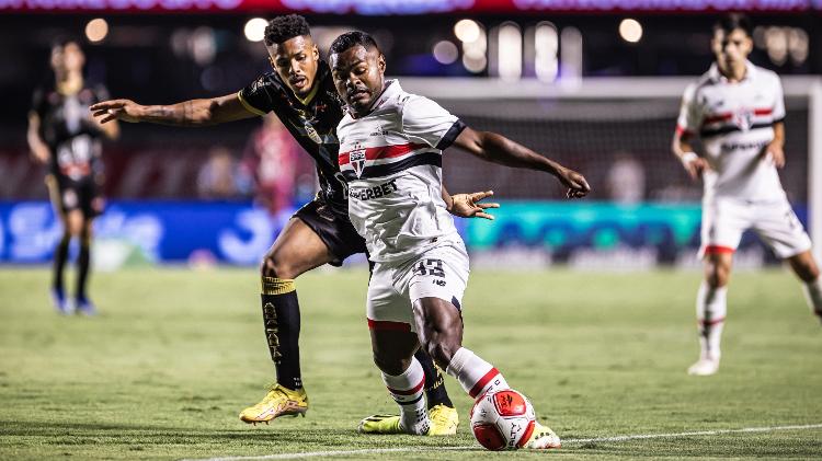 Nikão tenta fazer a jogada em São Paulo x Água Santa, duelo do Campeonato Paulista