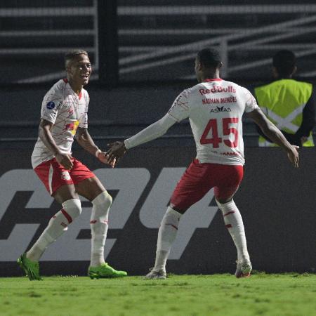 Vitinho comemora gol marcado pelo Bragantino contra o Coquimbo Unido na Sul-Americana - NELSON ALMEIDA / AFP