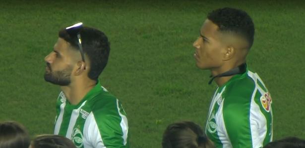 Atletas do Juventude entram com óculos escuros em protesto contra Corinthians.