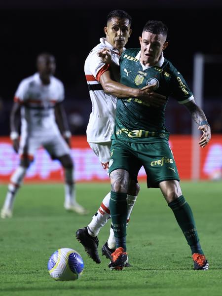 Igor Vinicius e Aníbal Moreno em ação no jogo São Paulo x Palmeiras, pelo Brasileiro