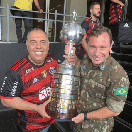 Mauro Cid segurando a Taça da Libertadores 2022 ao lado de Marcos Braz