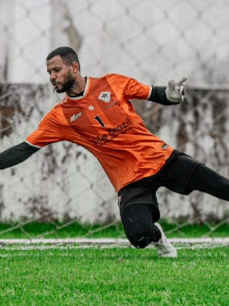 Goleiro Jonh Wilquer, durante treino no Atlético-CE: o goleiro marcou um gol de bicicleta neste domingo (21). - Foto: Divulgação/Instagram/jonh_goleiro12