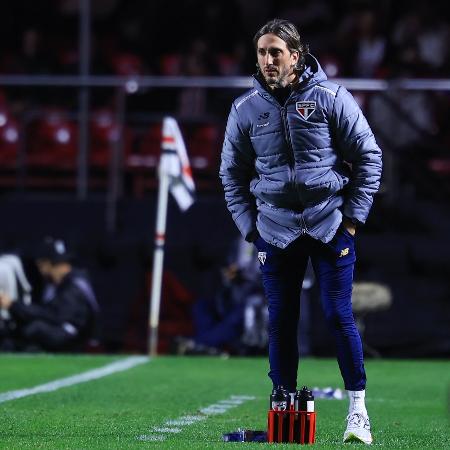 Luis Zubeldía, técnico do São Paulo, durante jogo contra o Goiás pela Copa do Brasil