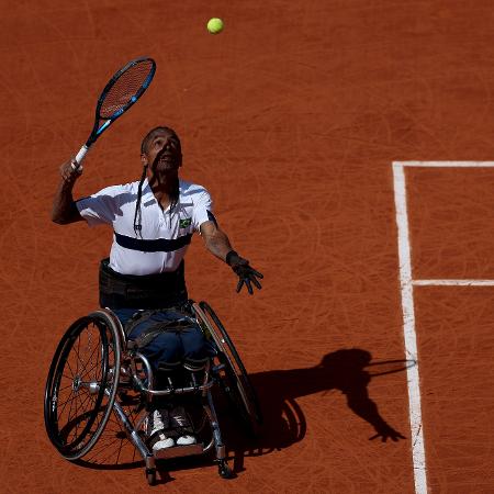 Ymanitu Silva durante treino em quadra de Roland Garros, palco do tênis nas Paralimpíadas