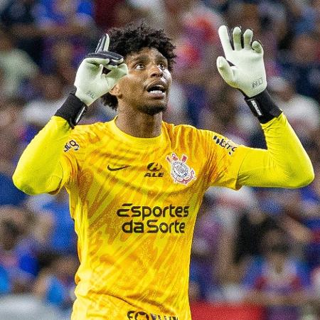 Hugo Souza, goleiro do Corinthians, compõe lista de pendurados do Corinthians