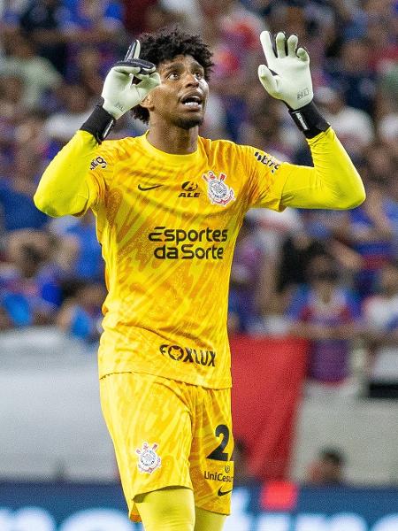 Hugo Souza, goleiro do Corinthians, comemora gol da equipe sobre o Fortaleza em jogo da Sul-Americana