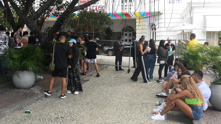 Fãs de Jão aguardam o cantor na porta do Copacabana Palace e se misturam no bairro com torcedores