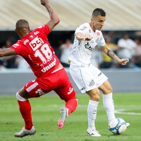 João Schmidt em ação durante Santos x Vila Nova, jogo da Série B - Reinaldo Campos/AGIF