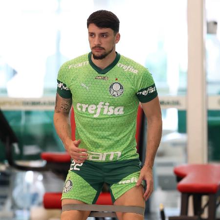 Piquerez faz atividade na parte interna do CT do Palmeiras