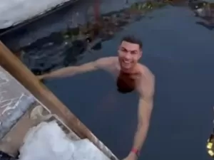 Cristiano Ronaldo comemora Natal na Lapônia e encara piscina congelante; veja