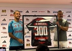 Arrascaeta recebe homenagem por 300 jogos pelo Flamengo: 'Só gratidão'