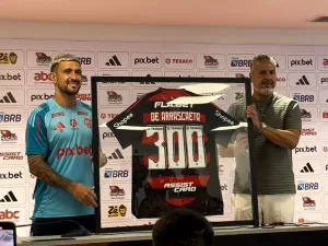 Arrascaeta recebe homenagem por 300 jogos pelo Flamengo: 'Só gratidão'