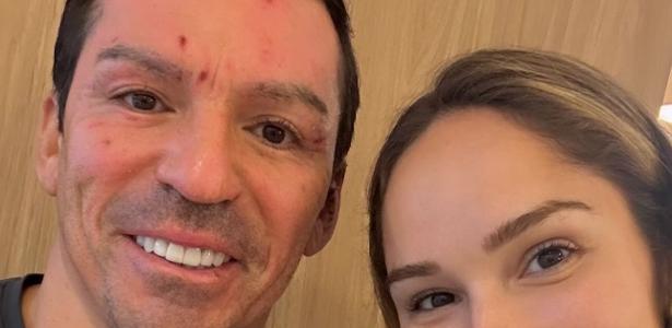 妻が事故の後に病院に微笑むルシオの写真を置く