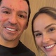 Esposa posta foto de Lúcio sorrindo em hospital após acidente: '1º passeio'