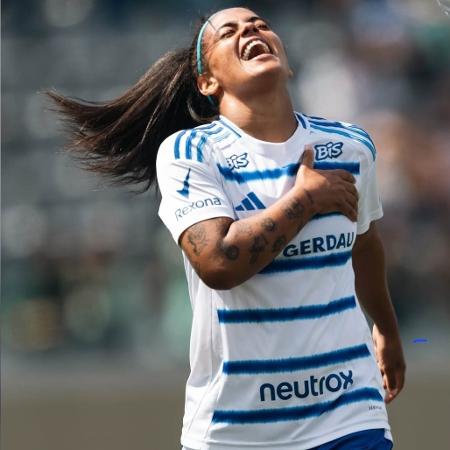 Vanessinha, do Cruzeiro, comemora gol contra o Palmeiras pelo Brasileirão feminino