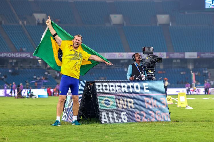 Edenilson Floriani celebra medalha e recorde mundial no Mundial de atletismo paralímpico Edenilson Floriani celebra medalha e recorde mundial no Mundial de atletismo paralímpico
