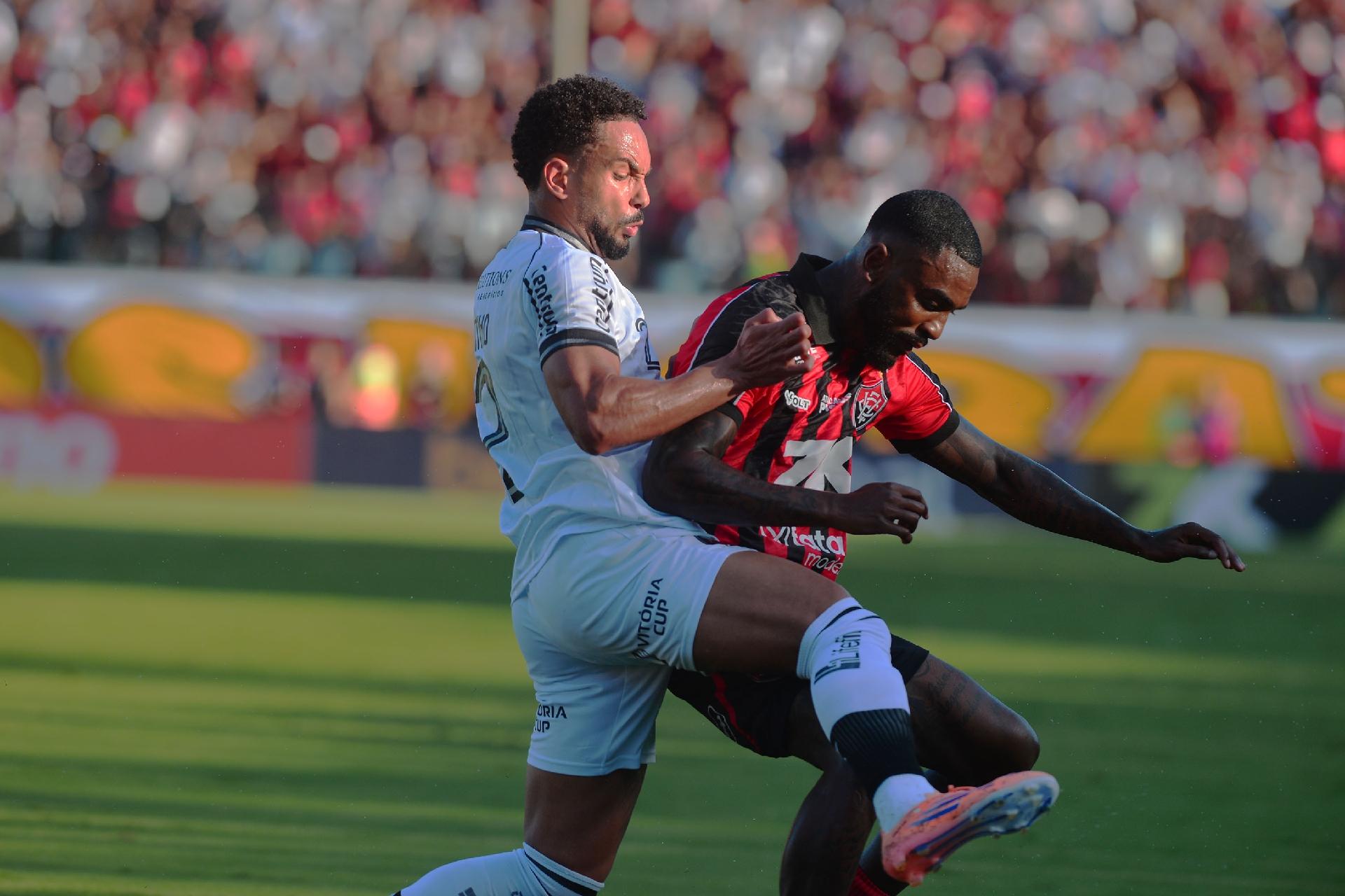 Vitinho disputa a bola em Vitória x Botafogo, pelo Brasileirão - undefined