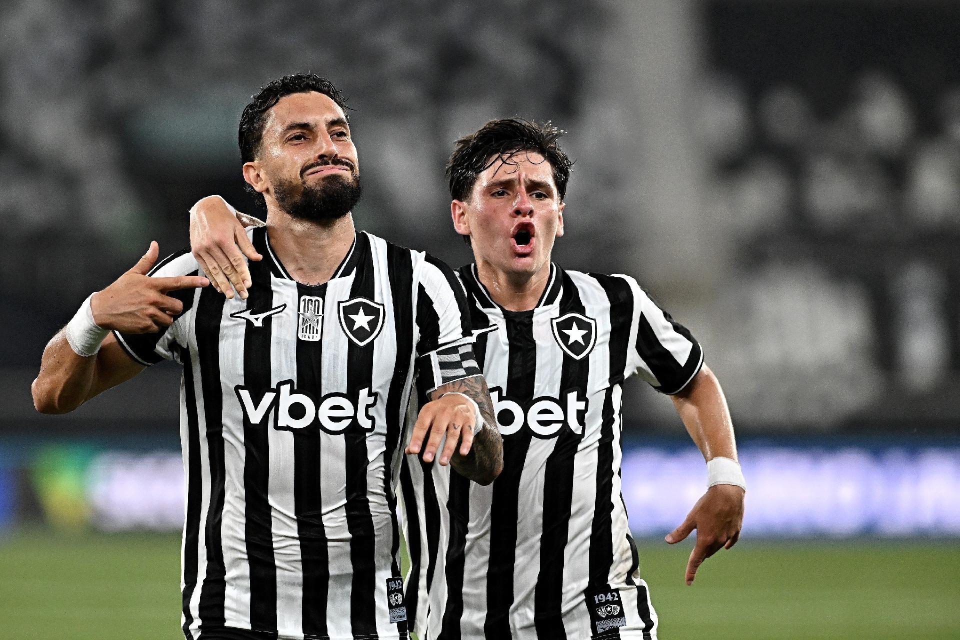 Alex Telles comemora gol pelo Botafogo contra o Fluminense pelo Brasileirão - undefined