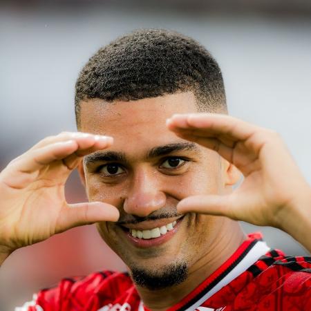 Lino joga como 'melhor do país' e leva Flamengo à liderança do Brasileirão