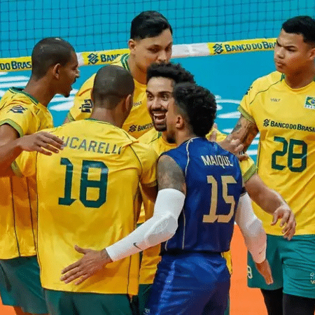 Brasil celebra ponto contra a Colômbia no Sul-Americano masculino de vôlei Brasil celebra ponto contra a Colômbia no Sul-Americano masculino de vôlei