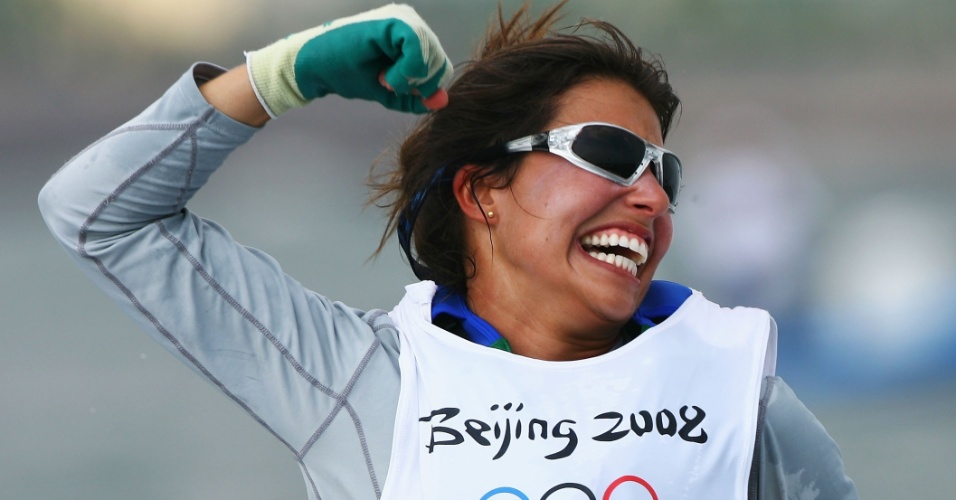 Fernanda Oliveira comemora a medalha de bronze conquistada na classe 470 da vela nos Jogos Olímpicos de Pequim-2008