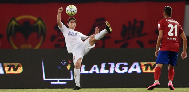 Conca em ação pelo Shanghai Dongya, que desembolsou US$ 3 milhões pelo jogador - AFP PHOTO / JOHANNES EISELE 