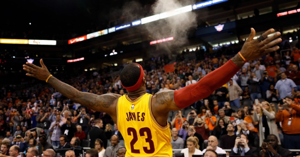 13.jan - LeBron James comemora ponto na frente da torcida adversária, em jogo do Cleveland Cavaliers contra o Phoenix Suns, na NBA
