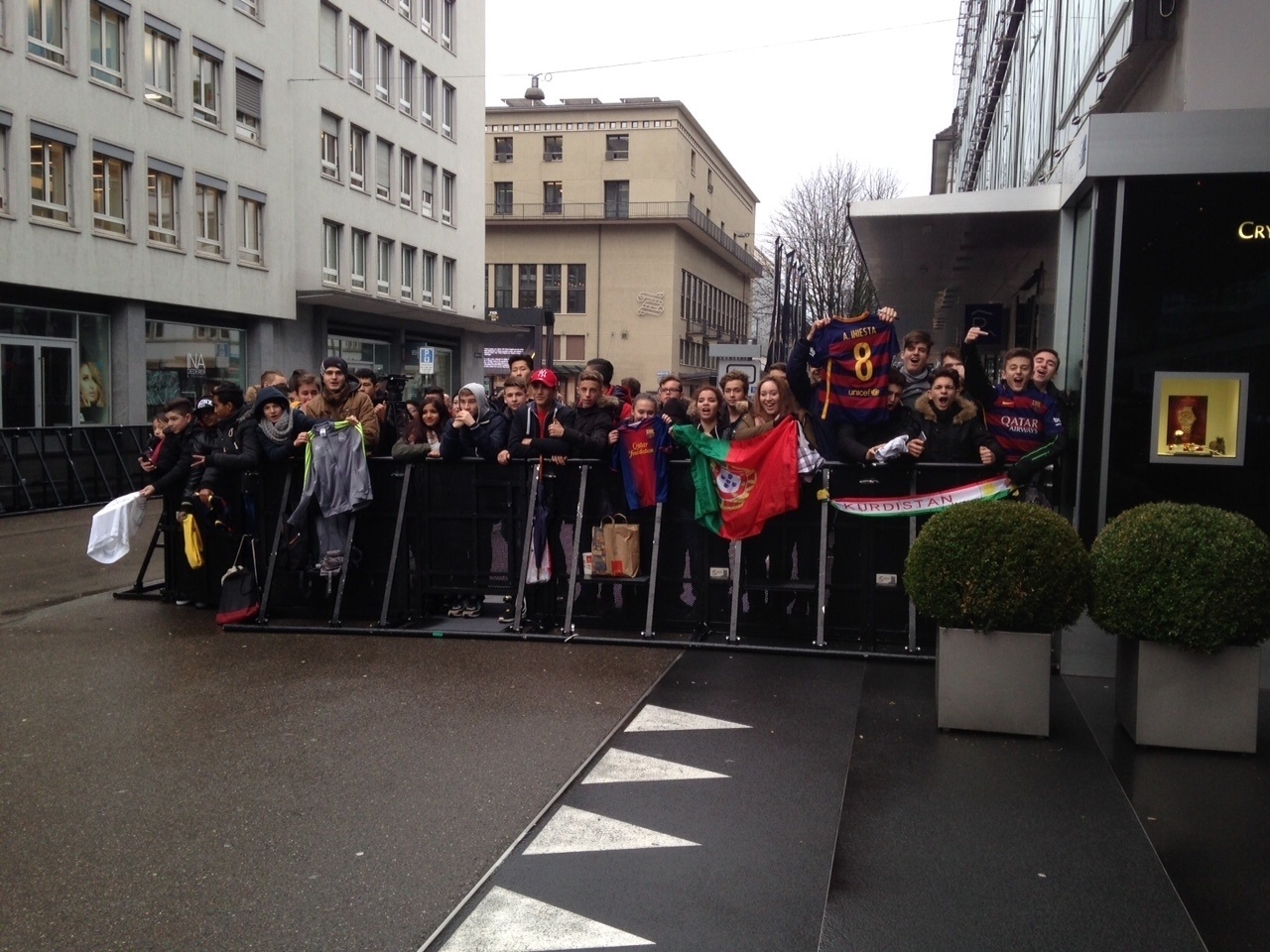 11.jan.2016 - Em Zurique, fãs se aglomeram antes do início da cerimônia de premiação da Bola de Ouro - João Henrique Marques/UOL
