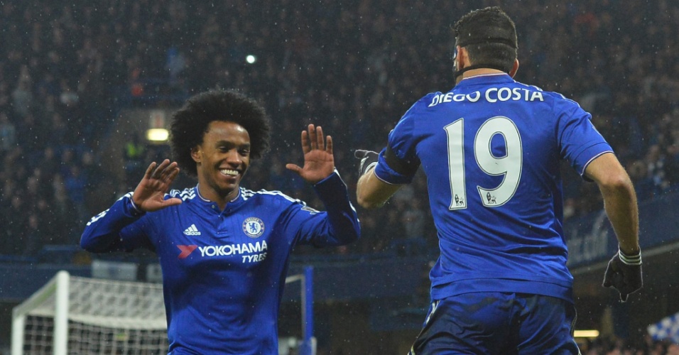 Willian e Diego Costa comemoram um dos gols do Chelsea no jogo contra o Newcastle, pelo Campeonato Inglês