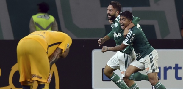 Allione e Dudu comemoram gol marcado na vitória por 2 a 0 sobre o Rosario Central - AFP PHOTO / Nelson ALMEIDA