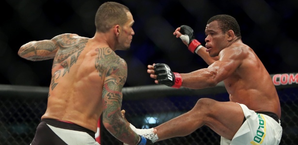Francisco Massaranduba tenta conectar chute em Yancy Medeiros - Heuler Andrey/UOL Esporte - Heuler Andrey/UOL Esporte