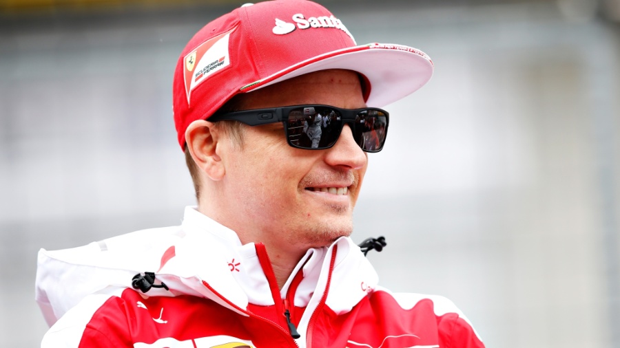 Uma daquelas cenas que não se vê todos os dias: o sorriso de Kimi Räikkönen - Charles Coates/Getty Images
