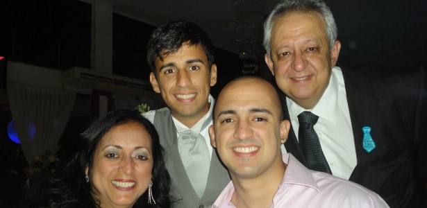 Camacho com a mãe, Rita, o irmão, Leonardo, e o pai, Anízio, morto em acidente  - Reprodução/Facebook