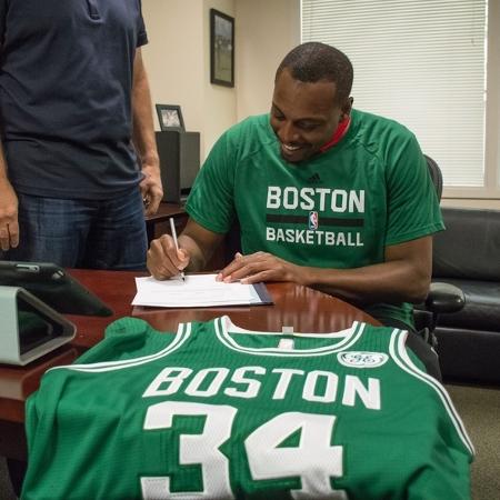 Paul Pierce assina contrato com o Boston Celtics, seu último como jogador profissional - Keith Sliney/Boston Celtics