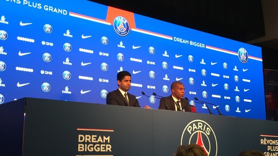 Kylian Mbappé é apresentado ao lado de Nasser Al-Khelaïfi, presidente do PSG - Divulgação/PSG