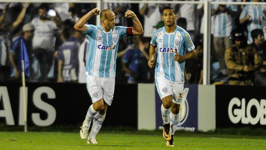 Marquinhos (à esquerda) deixou de ser jogador em abril e virou gerente de futebol do Avaí - EDUARDO VALENTE/FRAMEPHOTO/ESTADÃO CONTEÚDO