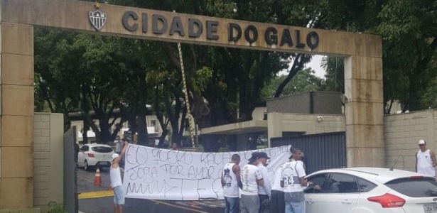 Não é a primeira vez que a torcida do Atlético-MG vai à Cidade do Galo protestar em 2018 - Reprodução Internet