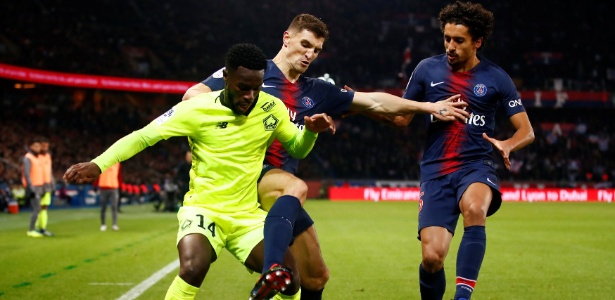 Marquinhos e Thomas Meunier, do PSG, marcam Jonathan Bamba, do Lille - Christian Hartmann/Reuters - Christian Hartmann/Reuters