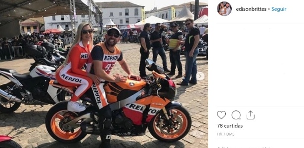 Juninho e a mulher Cristiana Brittes em foto com a moto apreendida pela polícia - Reprodução/Instagram