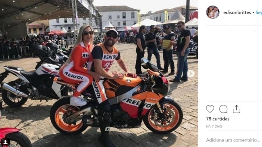 Juninho Riqueza e a mulher Cristiana Brittes em foto com moto apreendida pela polícia - Reprodução/Instagram