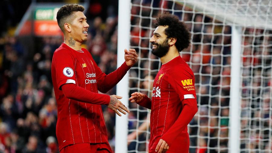 Roberto Firmino e Mohamed Salah comemoram gol do Liverpool, o virtual campeão inglês - Phil Noble/Reuters
