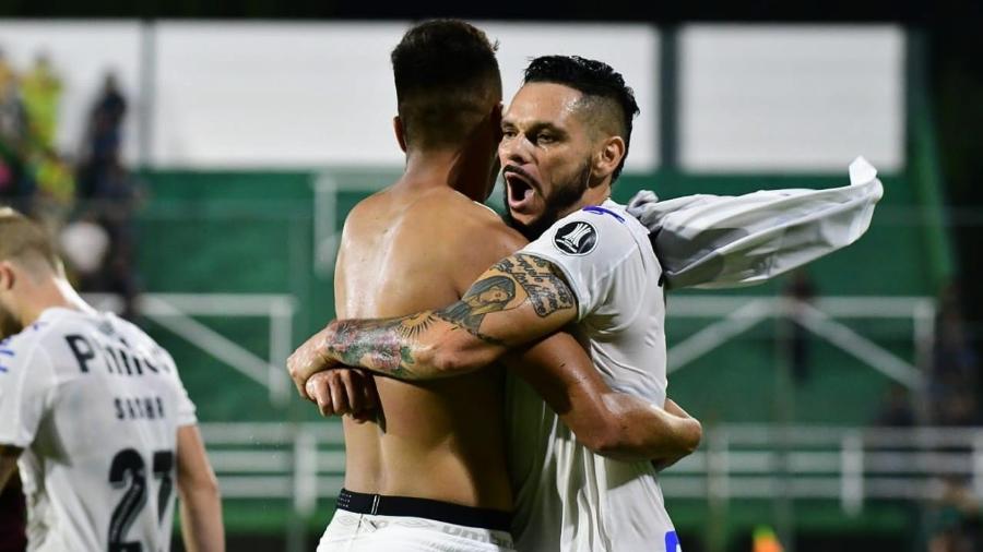 Lateral Pará abraça Kaio Jorge após vitória do Santos sobre o Defensa y Justicia (ARG) - Staff Images/Santos FC